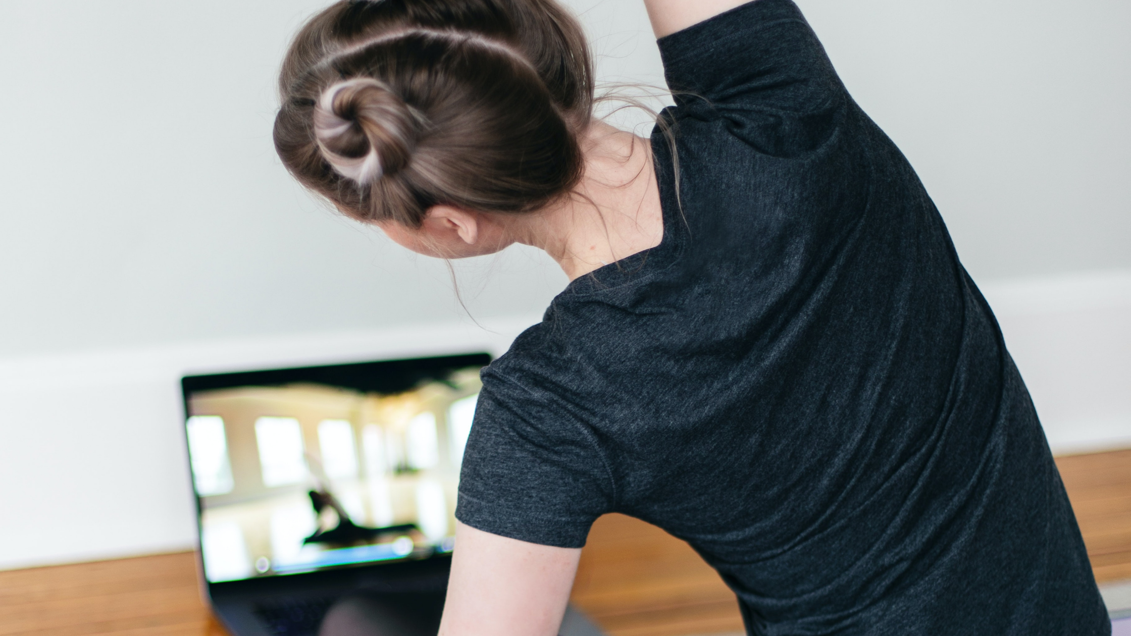 4 exercices pour débuter une routine sport à la maison pour débutant